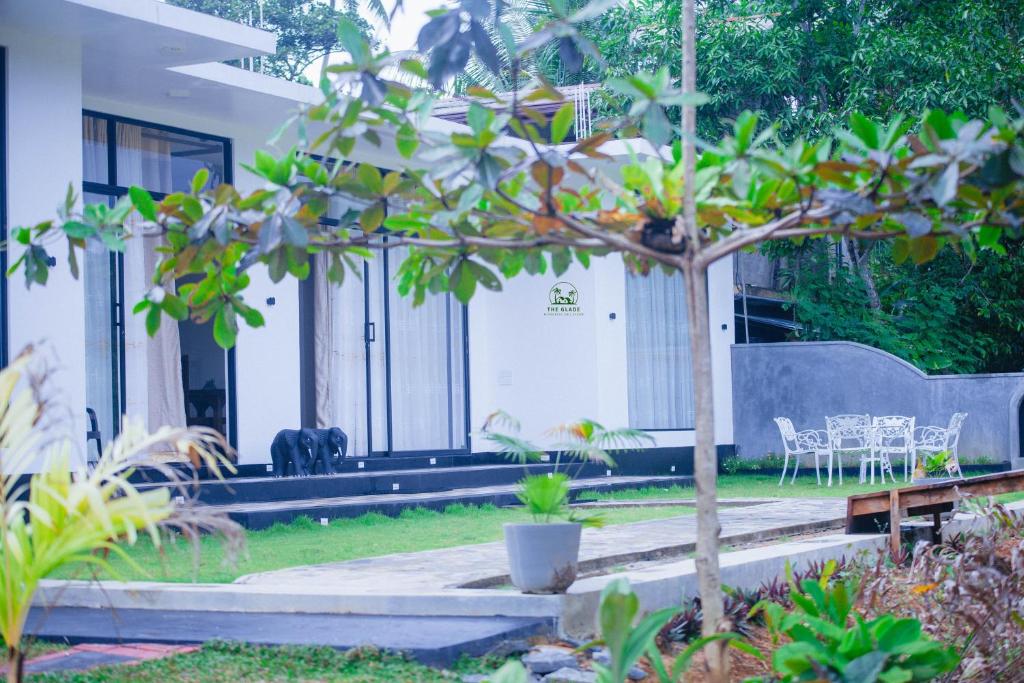 Villa garden courtyard with outdoor seating